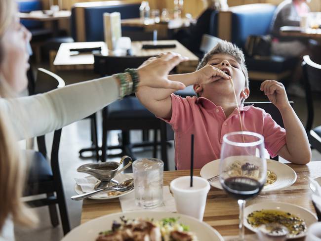 Madre e hijo en un restaurante - Getty Images