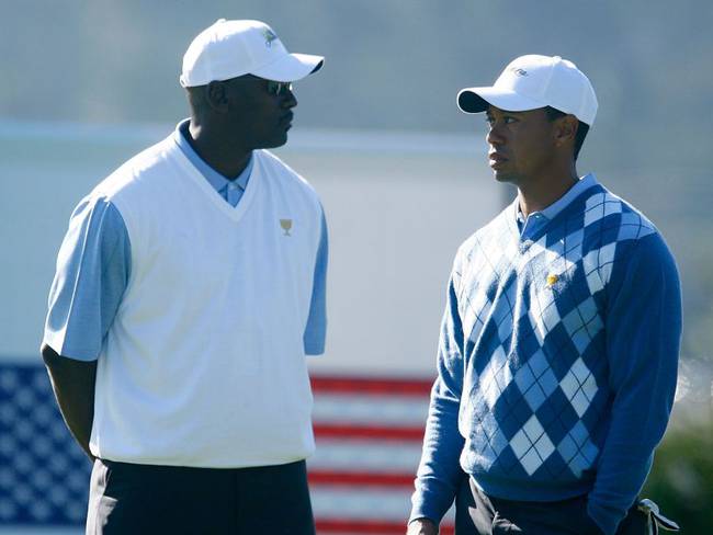 Michael Jordan (I) y Tiger Woods (D)