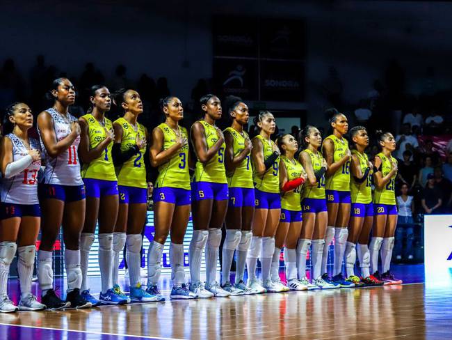 La Selección Colombia de voleibol femenino previo a la final de la Copa Panamericana.