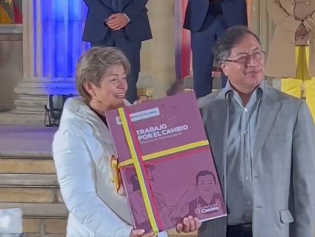 Ministra de Trabajo Gloria Inés Ramírez junto al presidente de Colombia, Gustavo Petro, en la radicación de la reforma laboral. 16 de marzo de 2023. Foto: Presidencia.