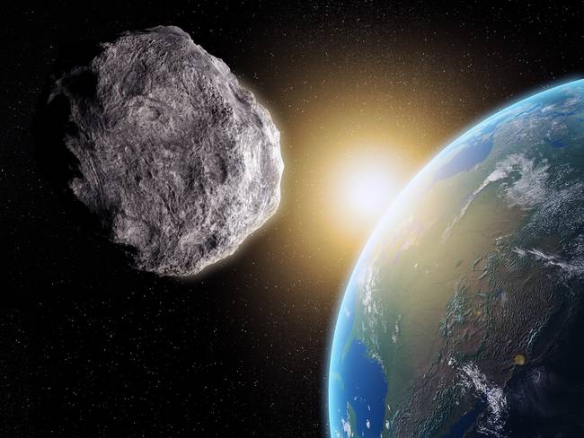 Imagen de referencia asteroide y planeta Tierra via Getty Images.