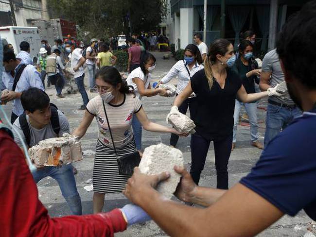 Mexicanos salen a las calles para apoyar a las autoridades 