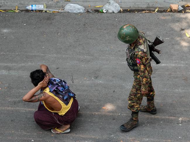 Soldado detiene un manifestante en Myanmar. 
(Foto: STR/AFP via Getty Images)