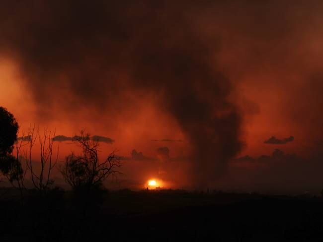 Sderot (Israel), 15/11/2023.- Una explosión y nubes de humo tras un ataque aéreo en la parte norte de la Franja de Gaza, visto desde Sderot, sur de Israel, este miercoles. Más de 11.100 palestinos y al menos 1.200 israelíes han resultado muertos, según las Fuerzas de Defensa de Israel (FDI) y la autoridad sanitaria palestina.- EFE/EPA/ATEF SAFADI