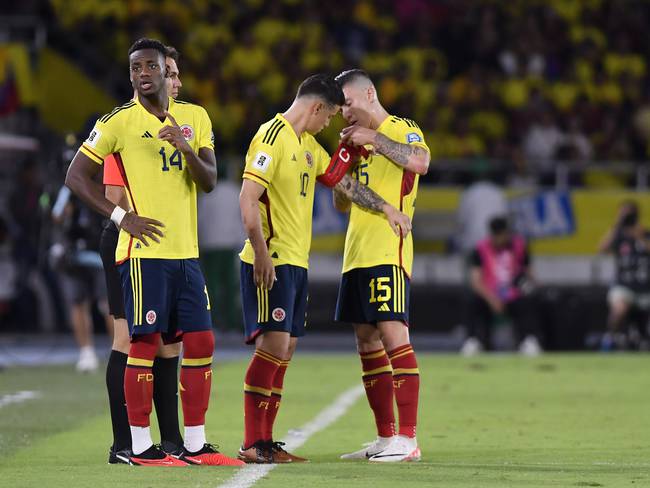 BARRANQUILLA, COLOMBIA - SEPTEMBER 07: James Rodriguez of Colombia receives the captain&#039;s armband from Matheus Uribe of Colombia uring a FIFA World Cup 2026 Qualifier match between Colombia and Venezuela at Metropolitano Stadium on September 07, 2023 in Barranquilla, Colombia. (Photo by Gabriel Aponte/Getty Images)