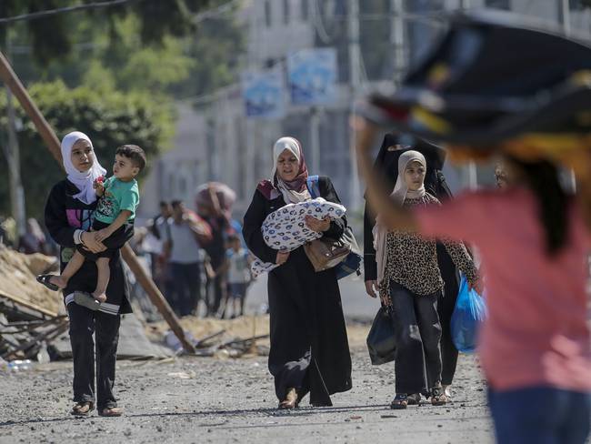 -FOTODELDÍA- Gaza (---), 13/10/2023.- Mujeres y niños de la ciudad de Gaza comienzan a evacuar tras el aviso de Israel de una invasión terrestre en el norte de Gaza. EFE/MOHAMMED SABER