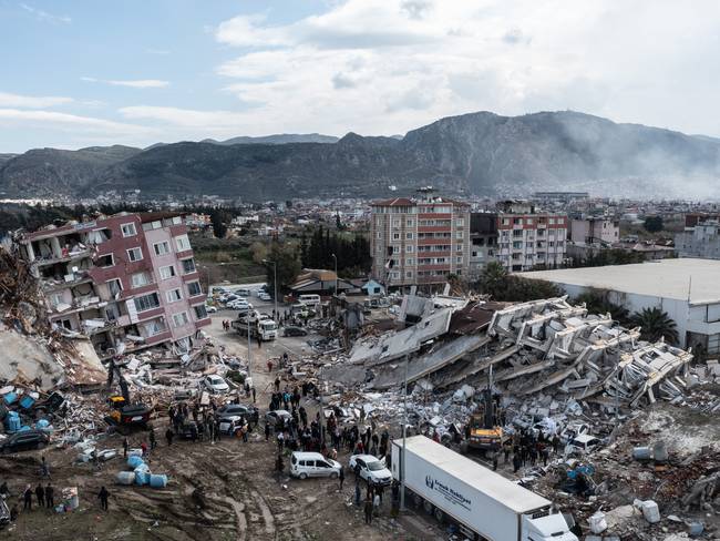 El humo sale de la escena de un edificio derrumbado el 7 de febrero de 2023 en Hatay, Turquía. Un terremoto de magnitud 7,8 golpeó cerca de Gaziantep, Turquía. Foto de Burak Kara/Getty Images.