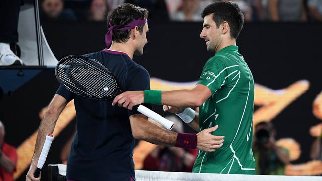 Federer y Djokovic durante su último enfrentamiento en el Abierto de Australia 2020.