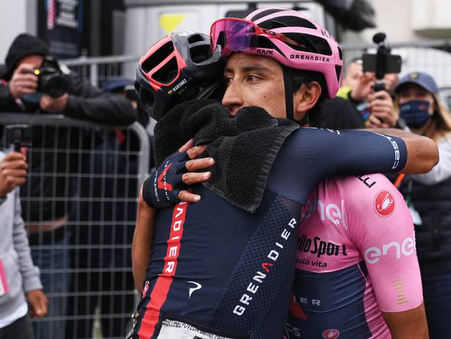 Daniel Felipe Martínez y Egan Bernal celebran al cierre de una etapa de la última semana del Giro de Italia.
