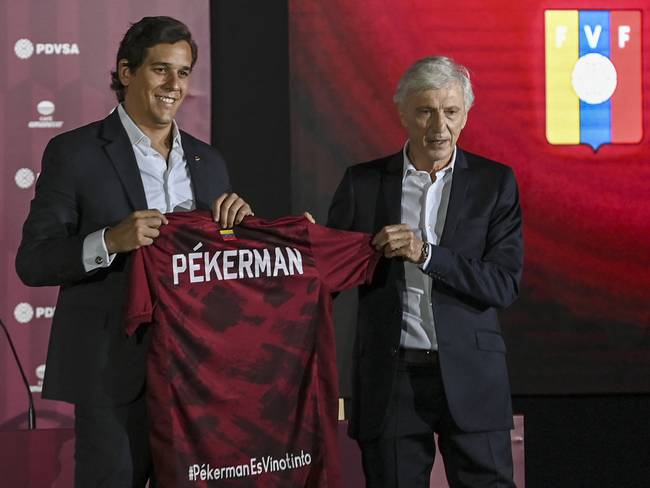 Argentine Jose Nestor Pekerman (R) receives the jersey of the Venezuelan national football team from the president of the Venezuelan Football Federation Jorge Gimenez, after being presented as the squad&#039;s new coach, in Caracas on November 30, 2021. (Photo by Yuri CORTEZ / AFP) (Photo by YURI CORTEZ/AFP via Getty Images)