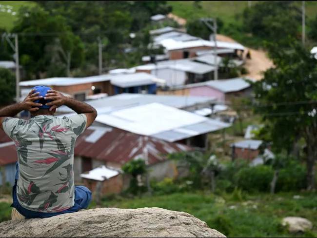 Un hombre contempla el municipio de Morales, al sur de Bolívar en Colombia, el 22 de noviembre de 2023 AFP (Raul ARBOLEDA)