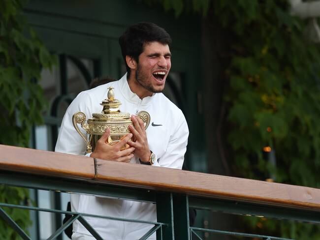 Carlos Alcaraz celebra con el trofeo en la final de Wimbledon