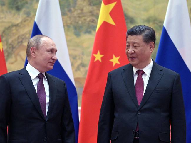 TOPSHOT - Russian President Vladimir Putin (L) and Chinese President Xi Jinping pose for a photograph during their meeting in Beijing, on February 4, 2022. (Photo by Alexei Druzhinin / Sputnik / AFP) (Photo by ALEXEI DRUZHININ/Sputnik/AFP via Getty Images)