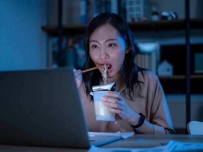 ¿Qué pasa en el cuerpo si comemos tarde en la noche? Riesgos de hacerlo // Getty Images