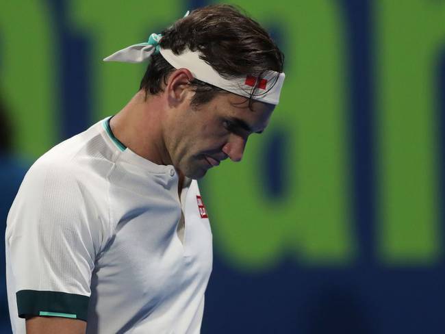 Roger Federer se lamenta tras la primera derrota en su regreso a la competencia.