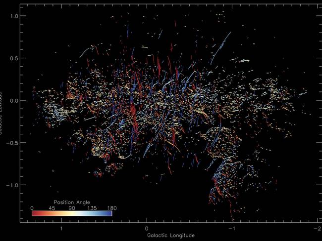 El astrónomo Farhad Yusef-Zadeh de la Universidad Northwestern y sus colegas descubrieron numerosos filamentos que emanan del agujero negro central de la galaxia / @deicherstar