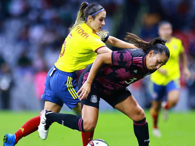 Daniela Montoya (Colombia) disputa un balón con Karina Rodríguez (México).