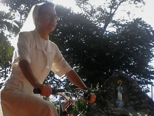 “Marú” en su bicicleta disfruta, educa y evangeliza en Montenegro