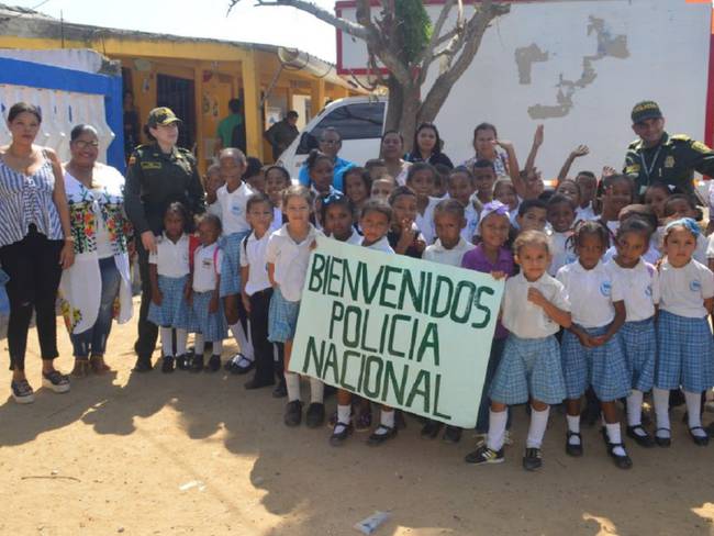 Policía dona pupitres a un colegio en zona rural de Santa Catalina, Bolívar