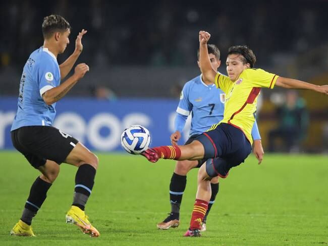 Mateo Ponte de Uruguay y Juan Castilla de Colombia en el Sudamericano Sub-20 (Photo by DANIEL MUNOZ / AFP) (Photo by DANIEL MUNOZ/AFP via Getty Images)