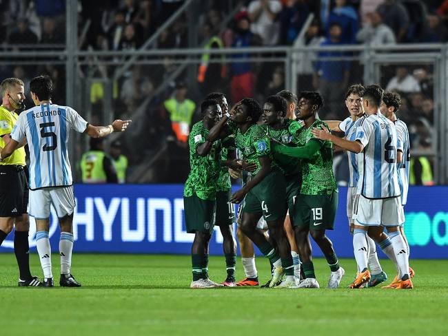Jugadores de Nigeria celebran la victoria sobre Argentina en el Mundial Sub-20. (Photo by Marcelo Endelli - FIFA/FIFA via Getty Images)
