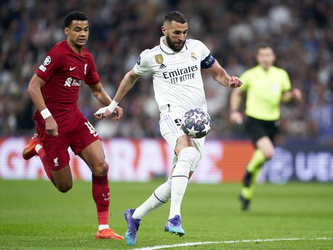 MADRID, SPAIN - MARCH 15: Karim Benzema of Real Madrid runs with the ball during the UEFA Champions League round of 16 leg two match between Real Madrid and Liverpool FC at Estadio Santiago Bernabeu on March 15, 2023 in Madrid, Spain. (Photo by Mateo Villalba/Quality Sport Images/Getty Images)