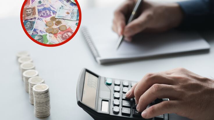 Hombre haciendo cuentas con una calculadora junto a unos billetes (Getty Images)