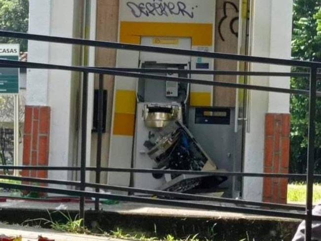 Encapuchados destruyeron con explosivos un cajero en la Universidad Nacional. Foto: Cortesía.