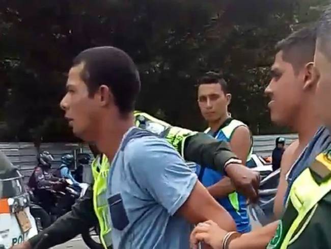 Video: Intentaron bajar vehículo inmovilizado de grúa