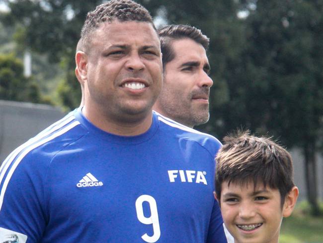 Ronaldo ‘Fenómeno’ presenta escuela de fútbol en Colombia