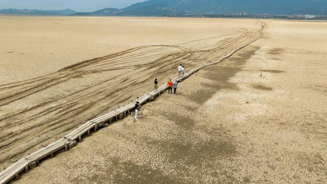El lago Poyang, en la provincia de Jiangxi, se secó por completo.       Foto: Getty