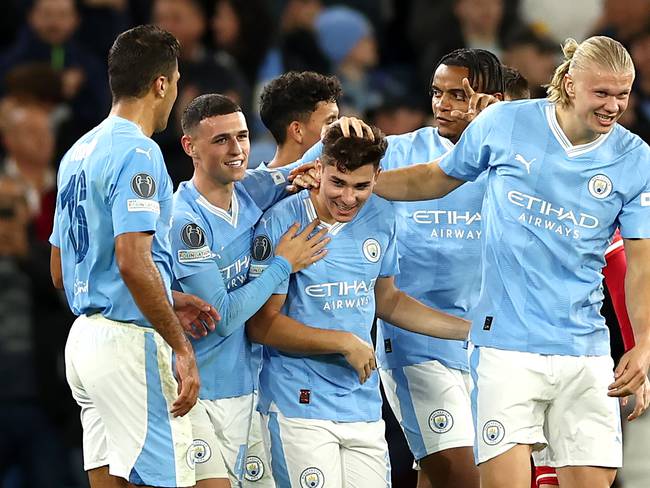 Manchester (United Kingdom), 19/09/2023.- Julian Alvarez (C) of Manchester City celebrates with teammates after scoring his second goal during the UEFA Champions League Group G match between Manchester City and Red Star Belgrade in Manchester, Britain, 19 September 2023. (Liga de Campeones, Reino Unido, Belgrado) EFE/EPA/ADAM VAUGHAN