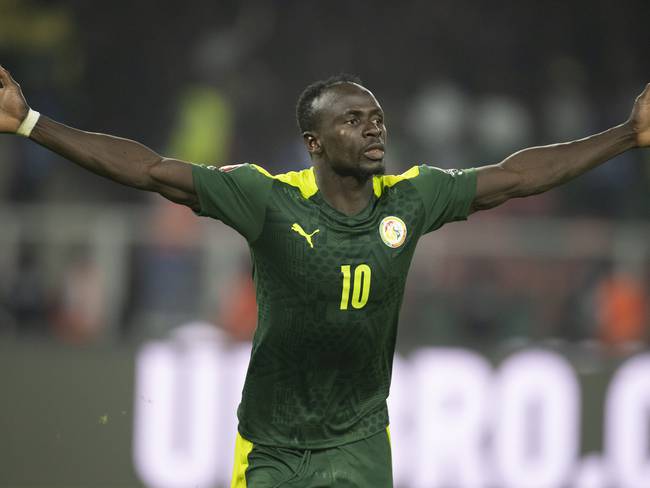 YAOUNDE, CAMEROON - FEBRUARY 06: Sadio Mane celebra el título de Senegal en la Copa de África. (Photo by Visionhaus/Getty Images)