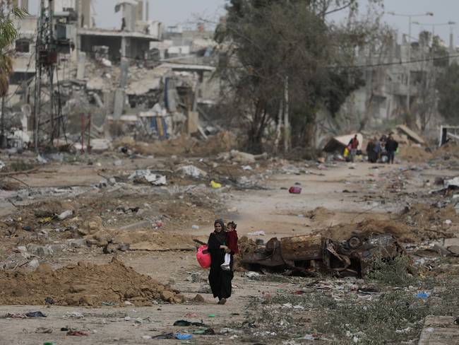 -FOTODELDÍA- Gaza (---), 25/11/2023.- Los palestinos caminan después de cruzar desde el norte de la Franja de Gaza hasta el sur de la Franja de Gaza a lo largo de la carretera Salah Al Din en el centro de la Franja de Gaza, el 25 de noviembre de 2023. Después de que Israel y Hamás acordaron un alto el fuego de cuatro días mediado por Qatar, Estados Unidos y Egipto, y que entró en vigor el 24 de noviembre, algunos palestinos que aún se encontraban en el centro de Gaza se trasladaron hacia el sur, mientras que otros ya desplazados internos en el sur regresaron a la parte norte para ver cómo estaban los familiares que habían dejado atrás y recoger pertenencias de sus casas. EFE/MOHAMMED SABER