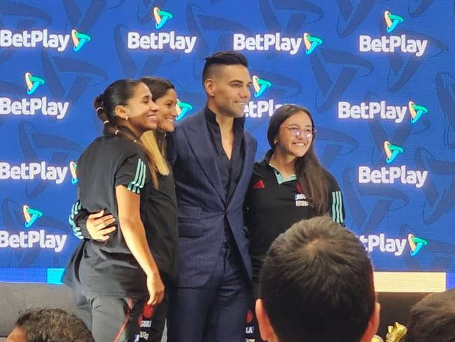 Falcao García junto a las jugadoras de la Selección Colombia, Carolina Arias, Sandra Sepúlveda y María Camila Reyes / Caracol Radio.