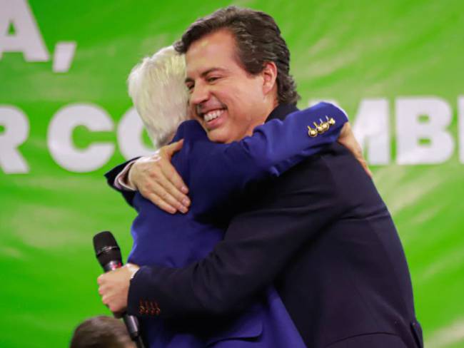 El abrazo entre Juan Manuel Galán y Jorge Robledo que busca dar fin a la polémica