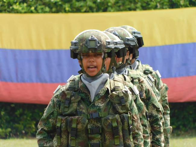 Entregan armas al primer contingente de soldados femeninas en Montería