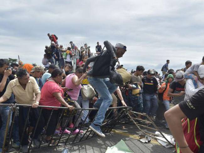 Cerca de 4.000 migrantes fuerzan bloqueo y cruzan a México