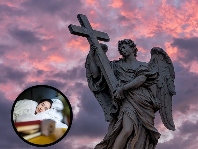 Estatua de un ángel en un atardecer y una mujer durmiendo (Foto vía Getty Images)