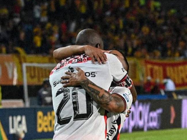 Adrián Ramos y Cristian Barrios festejan uno de los cuatro goles del América / Twitter: @AmericadeCali