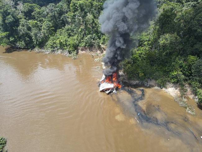 Destrucción de unidades ilegales de minería en la Amazonía. Cortesía: Policía Nacional.