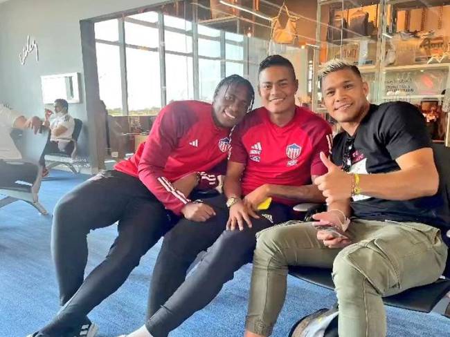 Dany Rosero y Luis Sandoval junto a Teófilo Gutiérrez en el Aeropuerto de Barranquilla / Foto: Instagram dany_rosero