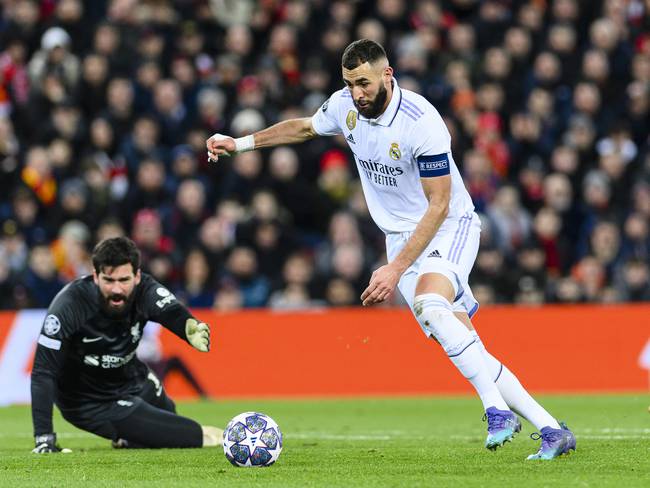 LIVERPOOL, ENGLAND - FEBRUARY 21: Karim Benzema of Real Madrid (R) scores his goal over Goalkeeper Alisson Becker of Liverpool (L) during the UEFA Champions League round of 16 leg one match between Liverpool FC and Real Madrid at Anfield on February 21, 2023 in Liverpool, United Kingdom. (Photo by Richard Callis/Eurasia Sport Images/Getty Images)