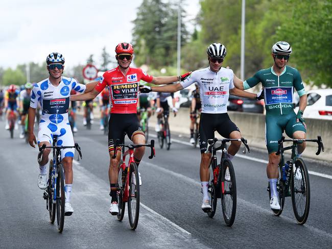Sepp Kuss (rojo) y Kaden Groves (verde), campeón de la Vuelta y ganador de la última etapa, respectivamente. (Photo by Tim de Waele/Getty Images)