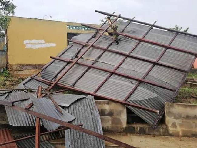Los fuertes vientos y las intensas lluvias dejaron casas destechadas y paredes desplomadas en Córdoba Tetón, El Carmen de Bolívar y Simití
