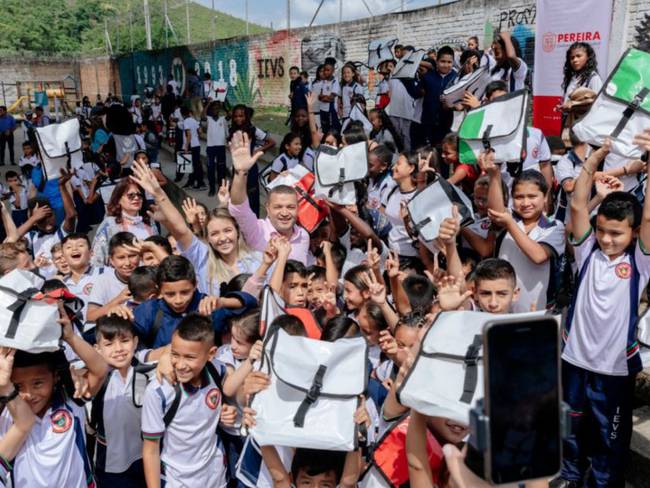Con plástico de vallas políticas hicieron kits escolares en Pereira