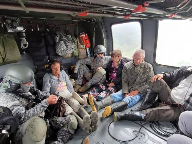 Cinco adultos mayores fueron rescatados por vía aérea en Jardín, Antioquia. Foto: Fuerza Aérea Colombiana.