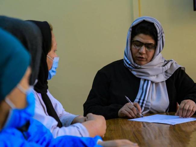 La doctora Malalai Faizi, primera mujer nombrada por el Gobierno talibán al frente de una institución pública.       Foto: EFE