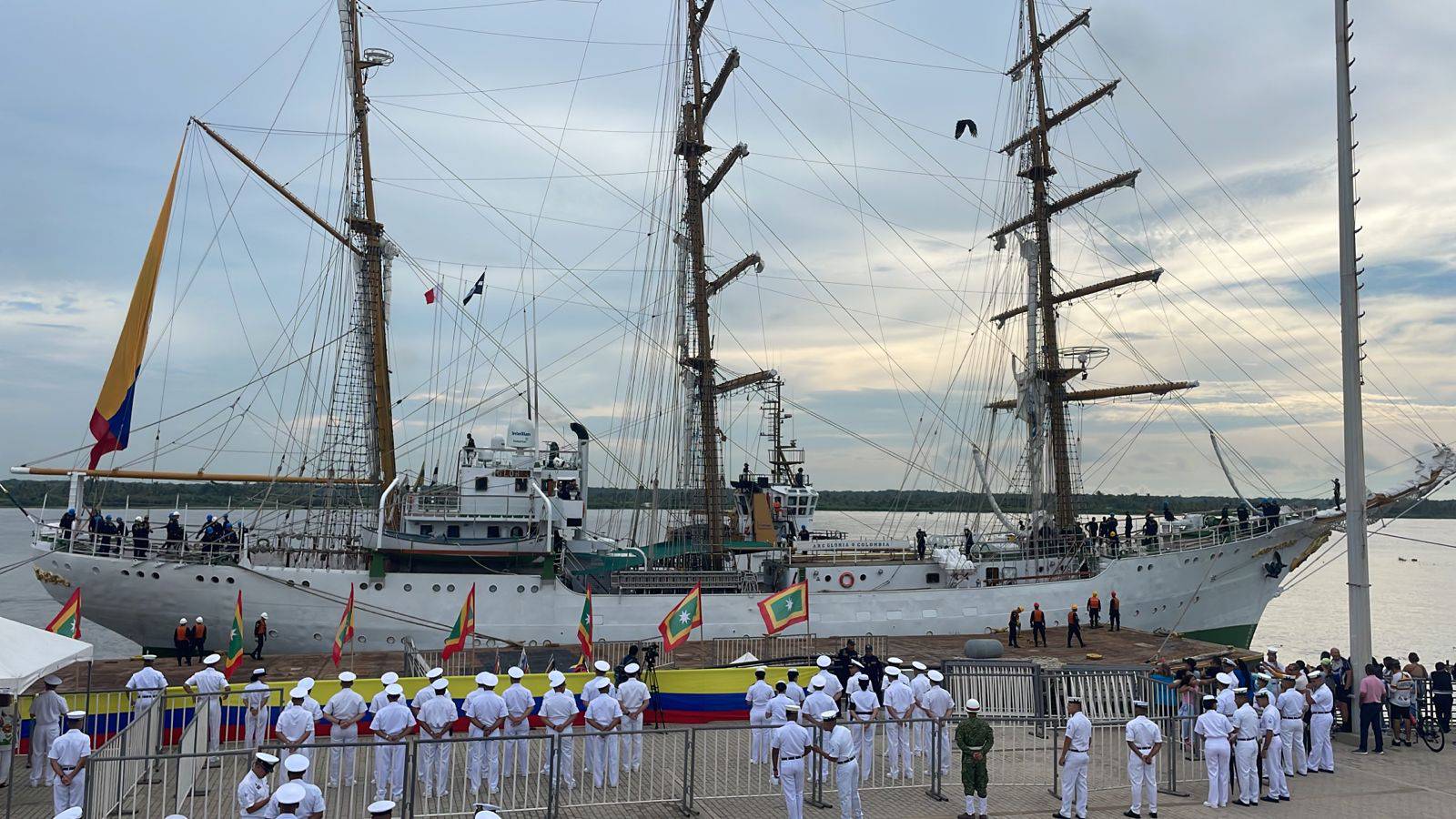 Llega el Buque Gloria al Gran Malecón en Barranquilla