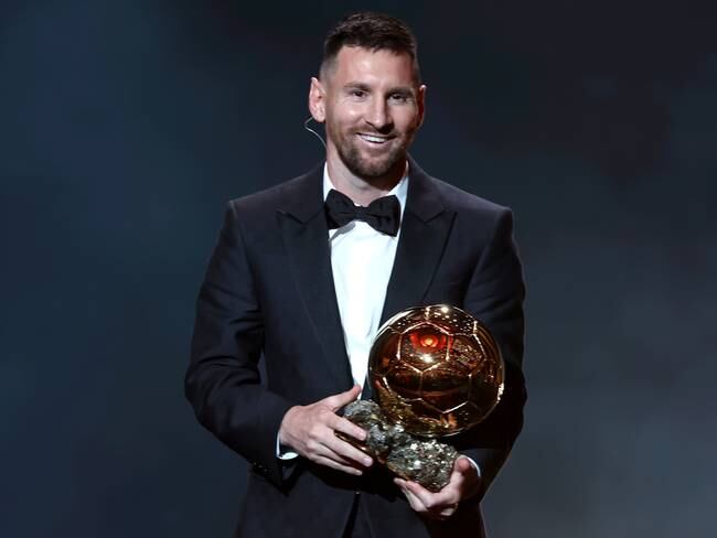 Paris (France), 30/10/2023.- Argentine international Lionel Messi wins the Ballon d&#039;Or 2023 during the Ballon d&#039;Or 2023 ceremony at the Theatre du Chatelet in Paris, France, 30 October 2023. (Francia) EFE/EPA/MOHAMMED BADRA